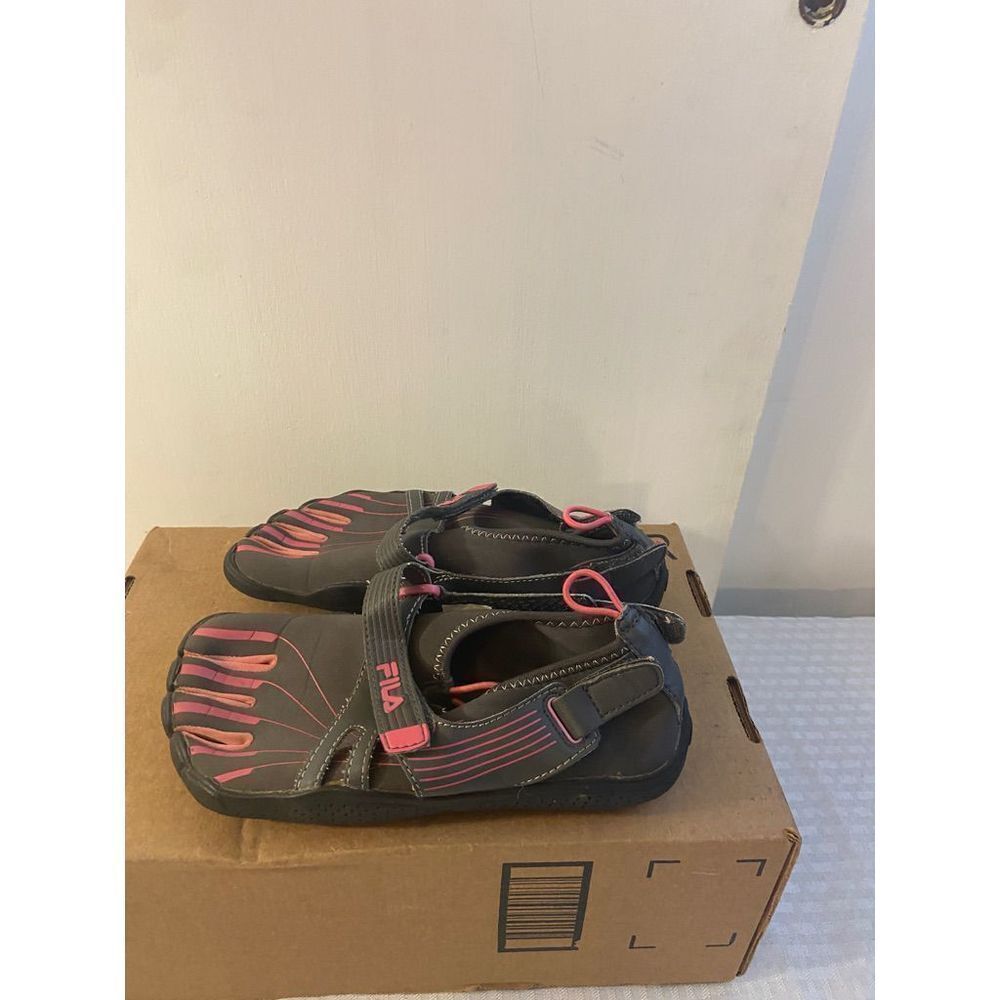 Fila skeletoes aqua water shoes size 7 gray pink